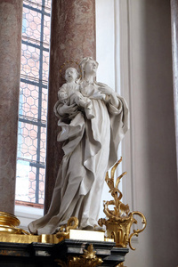 德国巴伐利亚州下弗兰科尼亚的AmorbachBenedictine修道院教堂主坛上的圣安妮雕像