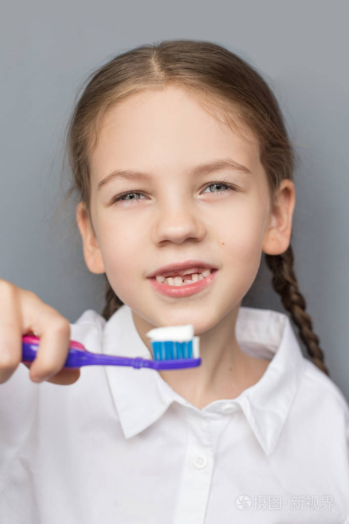 可爱的小女孩刷牙.无牙学龄前儿童.牙科保健