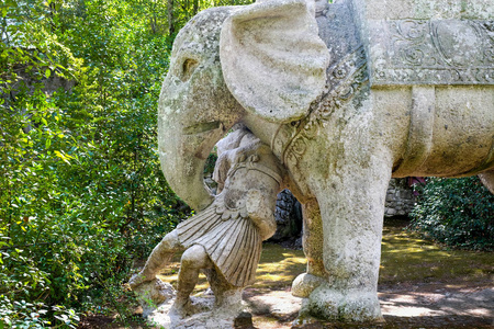 古代文艺复兴时期的雕塑战争大象和罗马军团在著名的帕尔科迪莫斯里，也称为萨克罗博斯科或贾迪尼迪博马尔佐。怪物公园。意大利拉齐奥