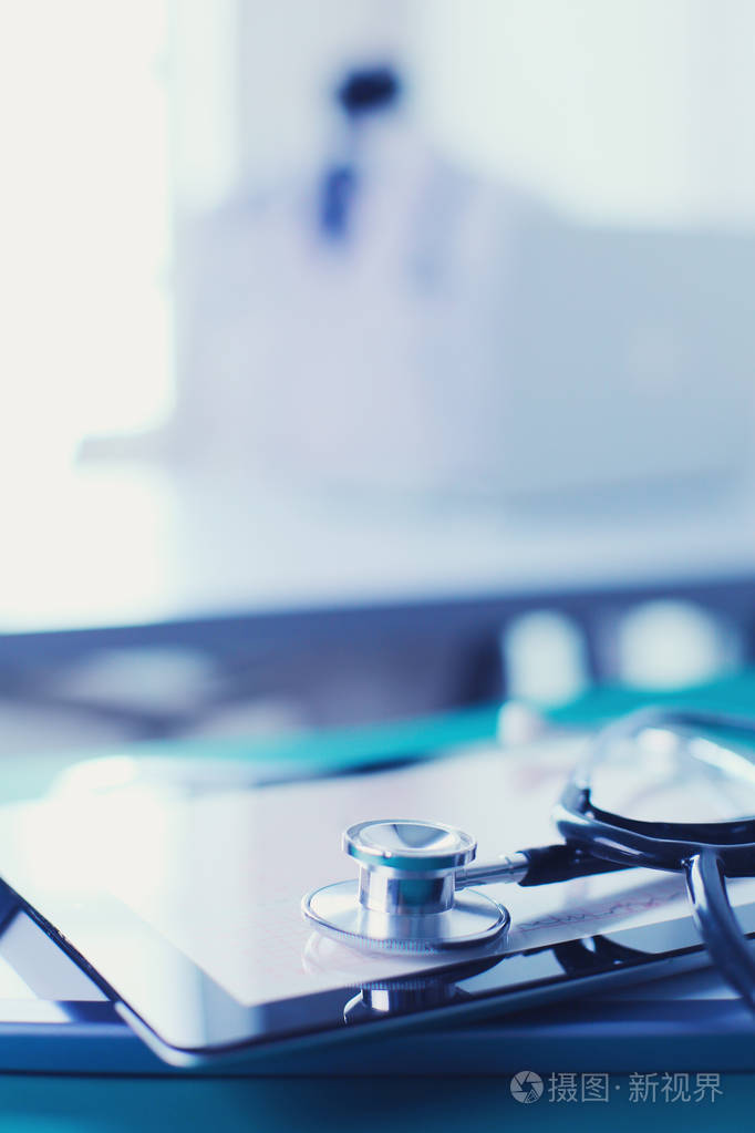 医疗设备白色背景的蓝色听诊器和片剂医疗设备