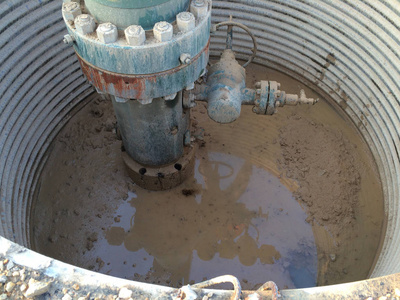 油气井井口地窖图片