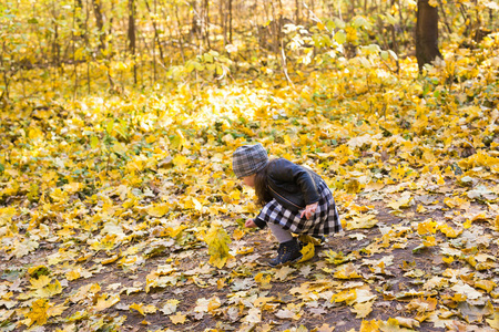 童年, 秋天和家庭概念快乐的小孩子在公园里玩耍