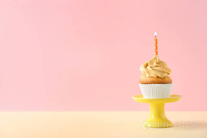 甜点站在美味的生日蛋糕彩色背景.