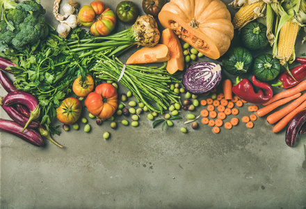 健康素食季节性秋季食品烹饪背景。 灰色混凝土背景下的秋季蔬菜和草本植物