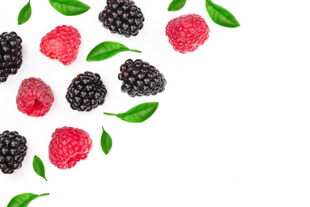 黑莓和覆盆子被隔离在白色背景上。具有文本复制空间的顶部视图。平躺模式