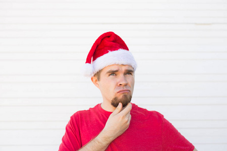 圣诞节, 人, 情感概念不满意圣诞老人在圣诞帽上查找