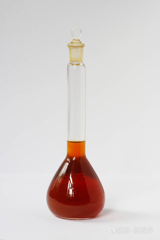真实的天然轻质石油样品,也是白俄罗斯在白色背景下的化学玻璃容量瓶