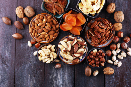 乡村餐桌上的干果和各种坚果组合物.照片
