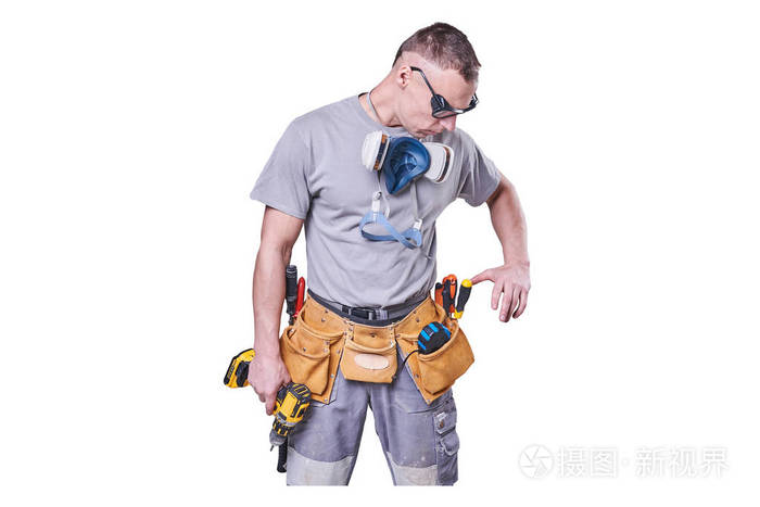 人建设者眼镜在白色背景下手上的钻头被隔离