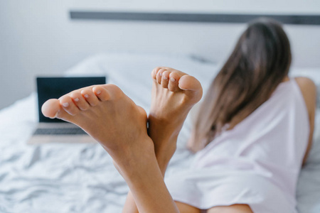 交叉腿图片大全