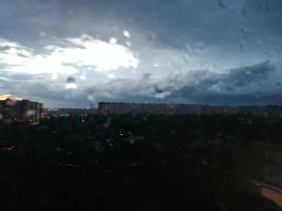 如室内玻璃自然雨天空透明的水湿窗户平静的岸滴挡风玻璃