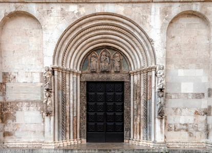 扎达尔克罗地亚的圣阿纳斯塔西亚扎达尔大教堂入口，在12和13世纪以罗马风格建造。