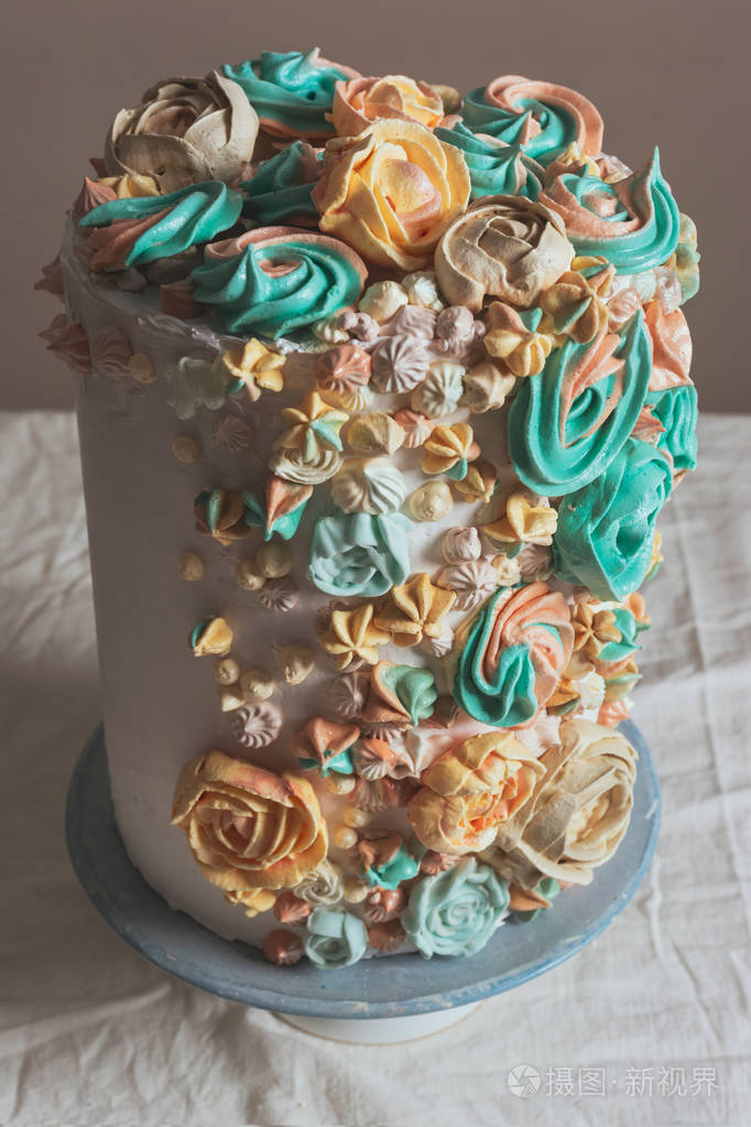 蛋糕用瑞士麦林果装饰,形状为花糊颜色.