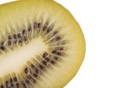 顶部的切片成熟和新鲜的猕猴桃与黑色种子分离在白色背景。 充满维生素的异国水果的概念特写
