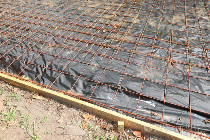 准备在施工现场浇筑混凝土板