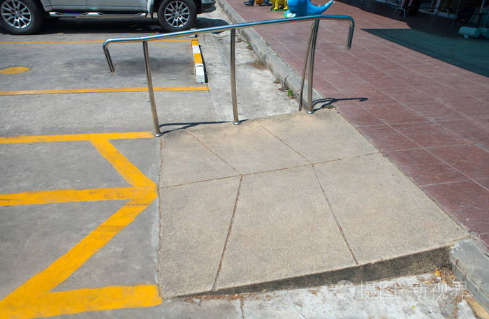 支持轮椅残疾人的坡道方式无障碍通道选择性聚焦