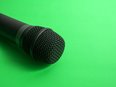 带有复制空间的麦克风. 绿色背景上的麦克风. 唱卡拉ok歌曲概念照片