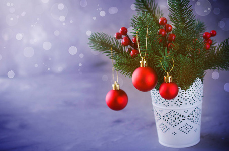 圣诞节背景与圣诞节冷杉枝和装饰在雪的气氛。 圣诞贺卡。 色调的雪效应。