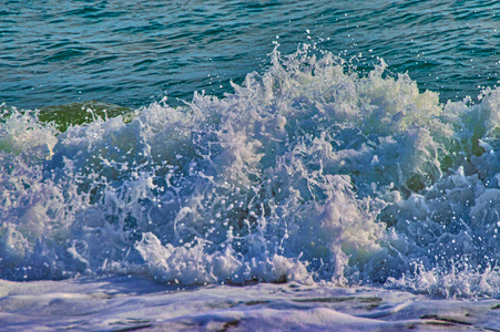 olas de mar veres yazules de playa granadina la herradura