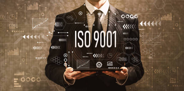 Iso 9001 与持有平板电脑的商人