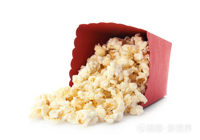 翻盖的红色桶白色背景的美味爆米花