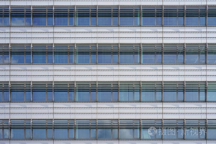现代城市商务大厦摩天大楼的玻璃灰色方形窗户. 大楼里的玻璃阳台. 新