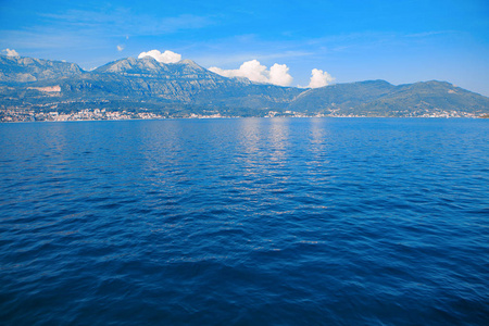 蓝色的海湾和山脉照片