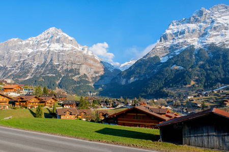 瑞士山景中的grindelwald美丽村庄全景