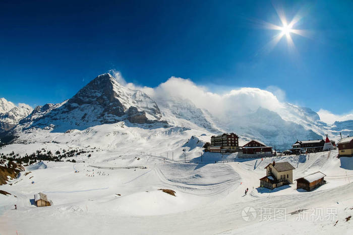 从因特拉肯到Jungfraujoch3466米的铁路沿线的KleineScheidegg站。 在瑞士的白天