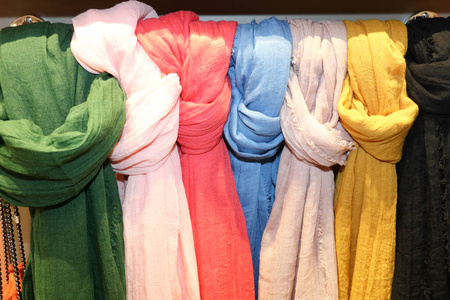 多种颜色的丝绸披肩围巾在商店里出售