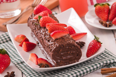 带草莓的巧克力卷。