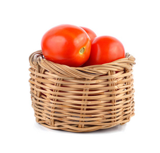白色背景下篮子里的红色西红柿