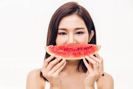 女人微笑着拿着新鲜的西瓜，在白色的background.dieting.healthy生活方式和暑假的概念上吃切片