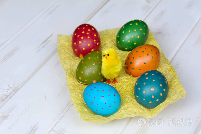 五颜六色的复活节彩蛋，黄色篮子里有点