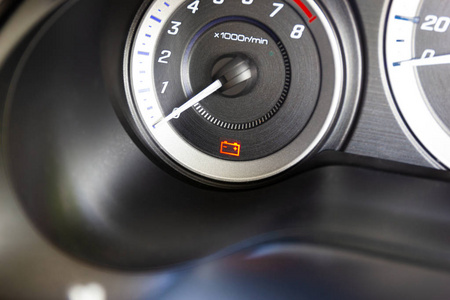 汽车仪表板符号和警告灯显示汽车仪表板上的电池警告灯