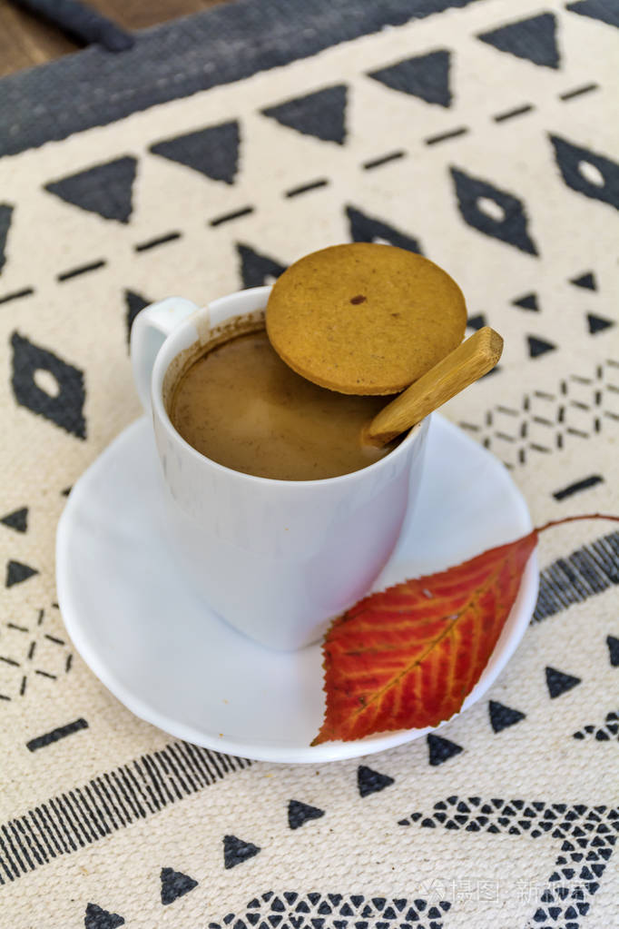 咖啡苹果和秋叶秋天的概念