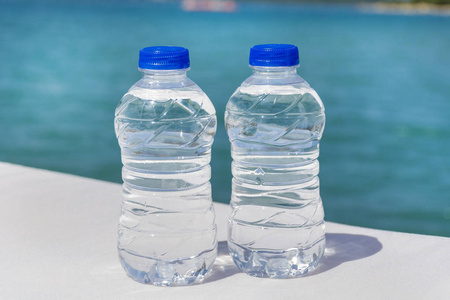 海洋背景下的两瓶矿泉水