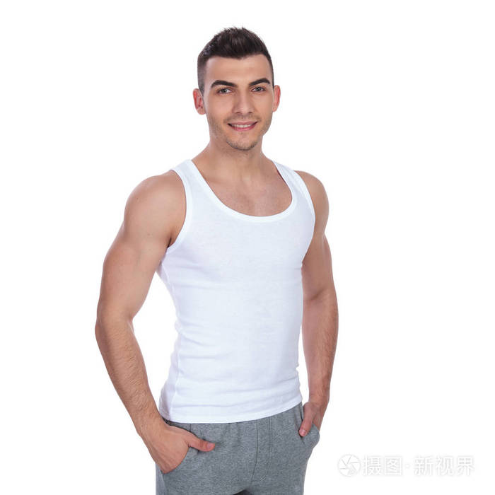 放松肌肉男的肖像,穿着内衣,站在白色背景上,双手插在口袋里
