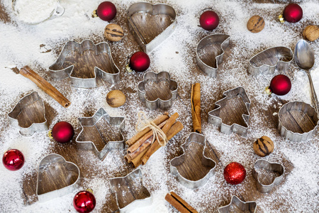 圣诞食品背景与饼干模具和面粉