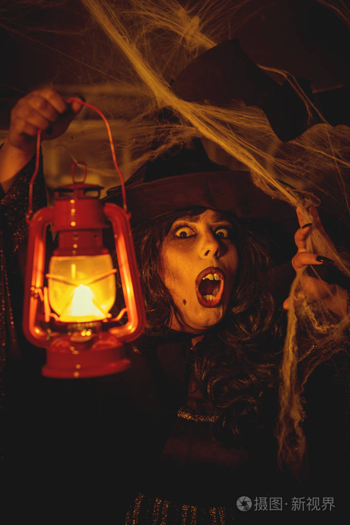 女巫的画像,脸上挂着一张很亮的灯笼