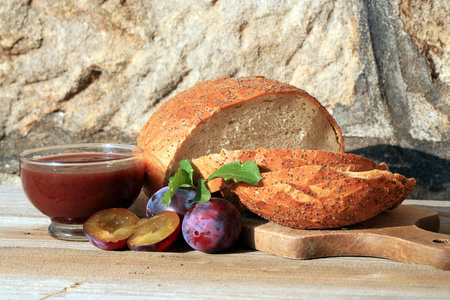 家做李子果酱和你自己烤的圆面包。 一顿健康简单美味的农场第二早餐。