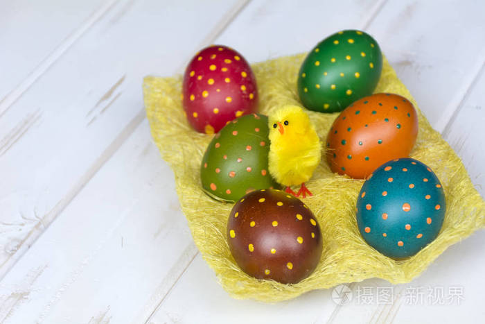 五颜六色的复活节彩蛋，黄色篮子里有点