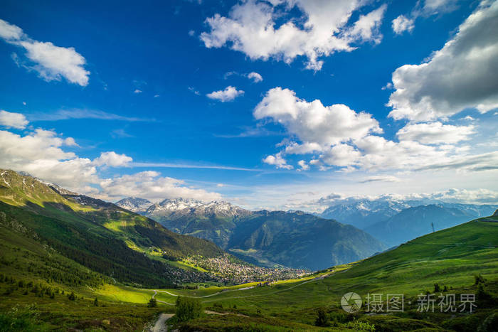 瑞士阿尔卑斯山美丽景观的风景 新鲜的绿色草地和白雪覆盖的山顶在春天的瑞士背景 照片 正版商用图片1375yd 摄图新视界 瑞士阿尔卑斯山美丽景观的风景 新鲜的绿色草地和白雪覆盖的山顶在春天的瑞士背景 照片 正版商用图片1375yd 摄图新视界