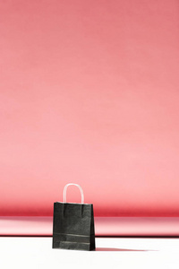 一个带复印空间的粉红色黑色购物袋