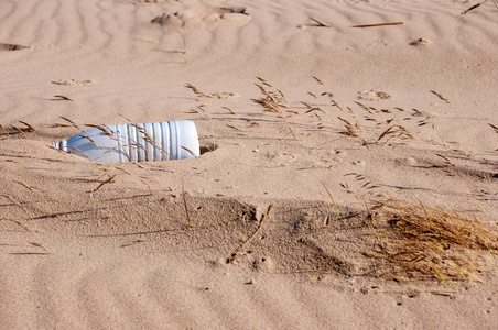 塑料瓶在海滩上洗过。