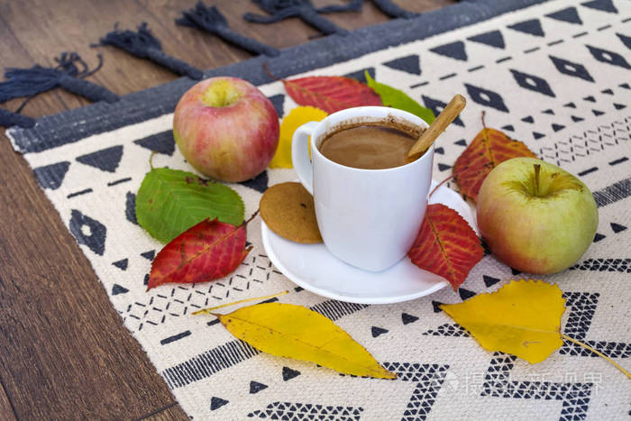 咖啡苹果和秋叶秋天的概念