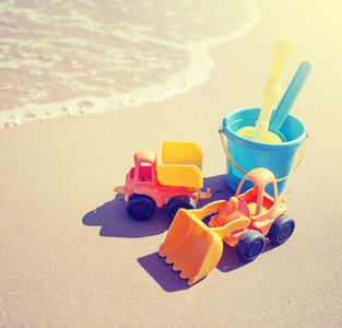 海边沙滩儿童沙箱的彩色玩具