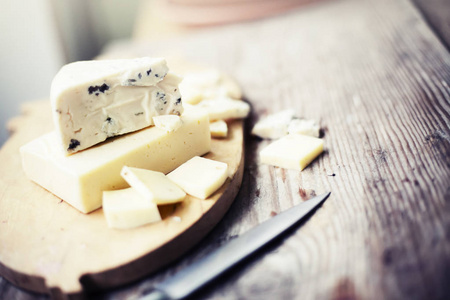 木质砧板上美味奶酪的特写