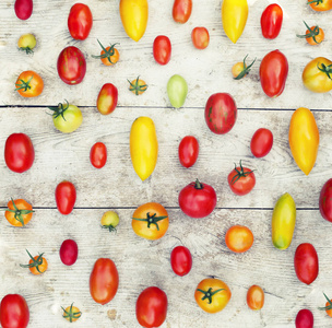 黄色和红色的成熟番茄在木制背景上