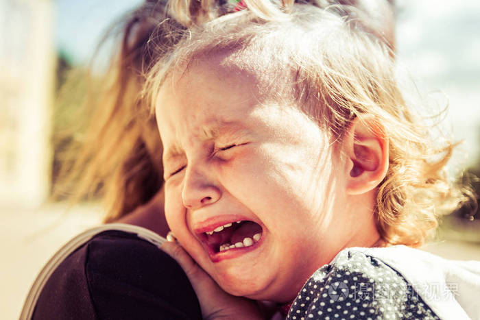 妈妈给宝宝舒缓婴儿在哭